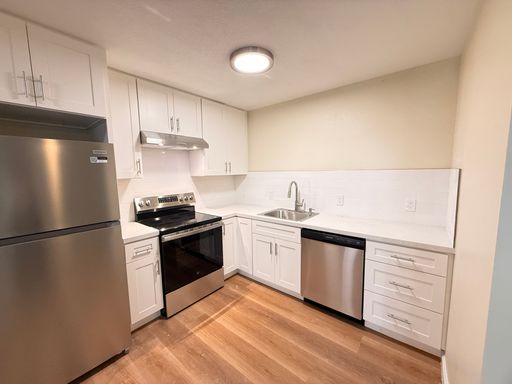Garden Court 1BR – Updated Apartment with Private Patio/Balcony & Move-In Special – photo 1