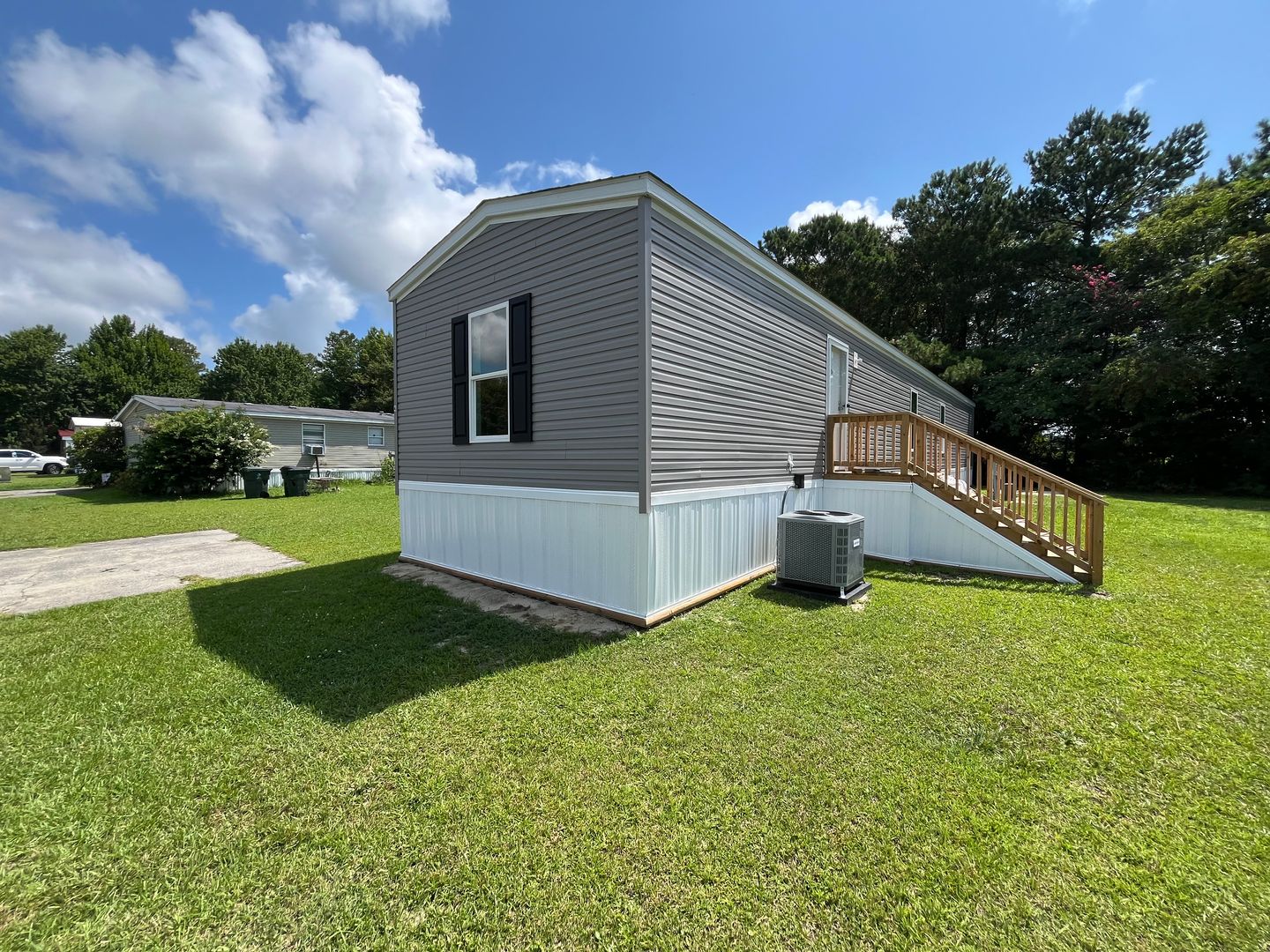 Newport Apartment: 515 Tom Mann Rd.