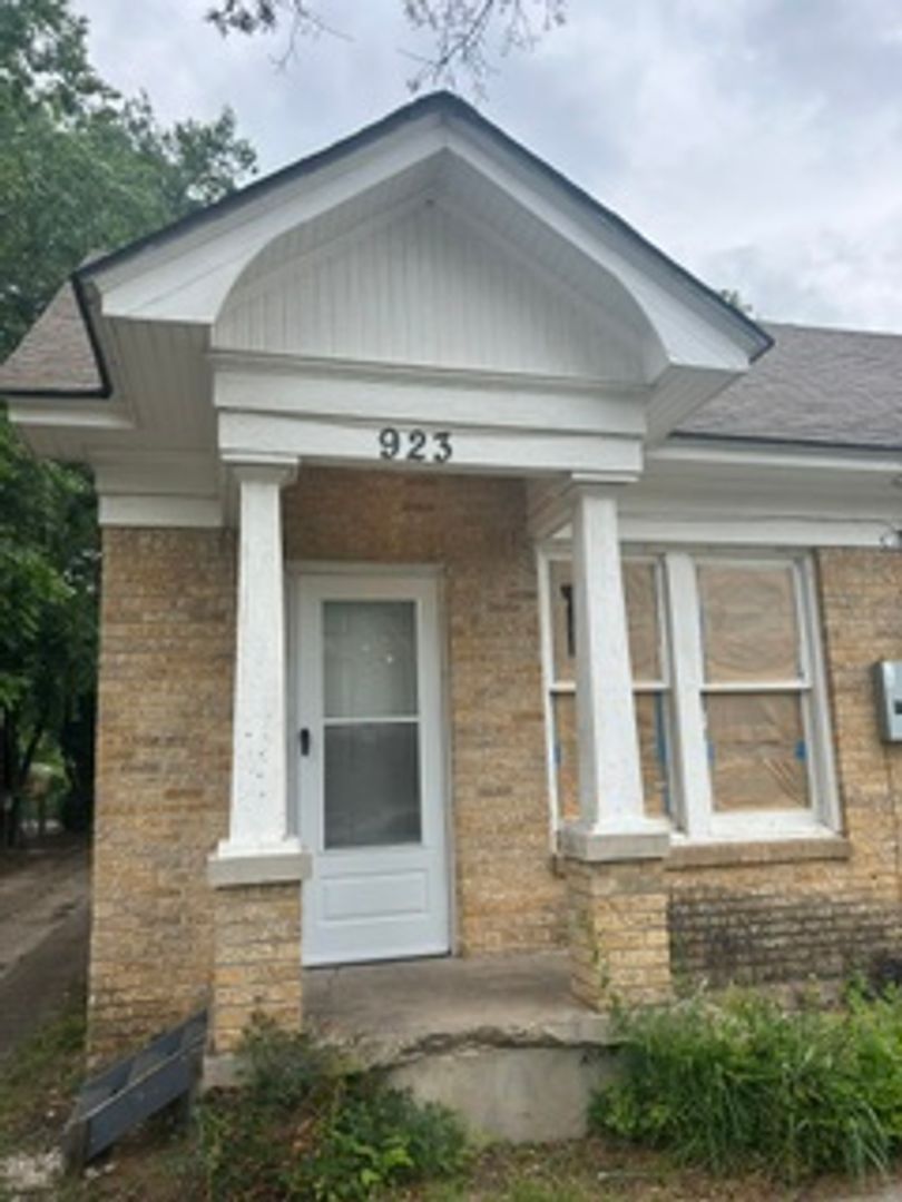 Dallas Apartment: 923 Sunset Ave.