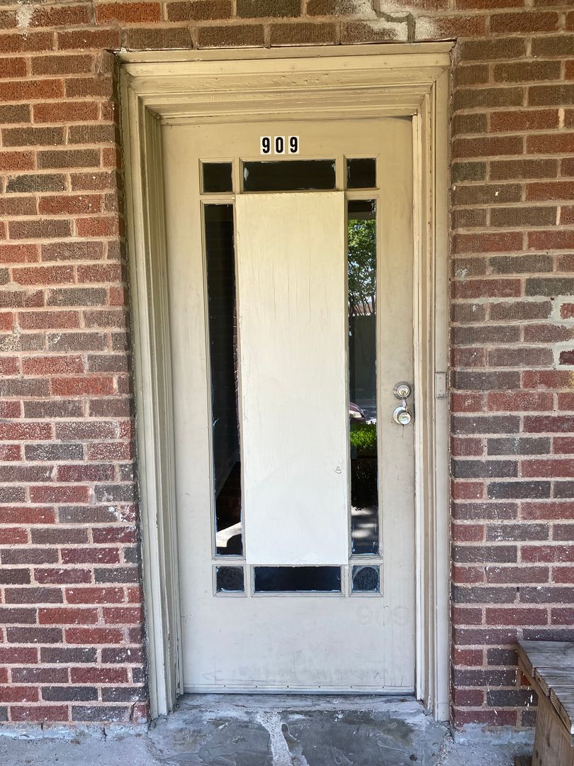 Dallas Apartment: 909-911 Sunset