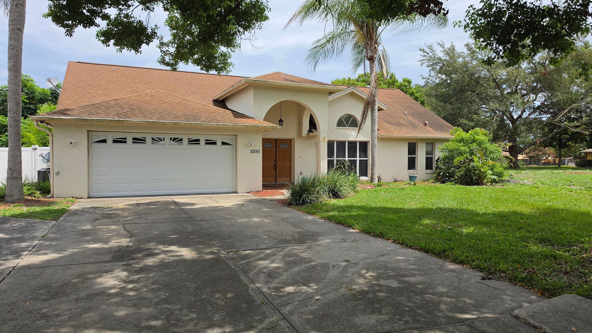 Leesburg House: 10051 Dorset DR