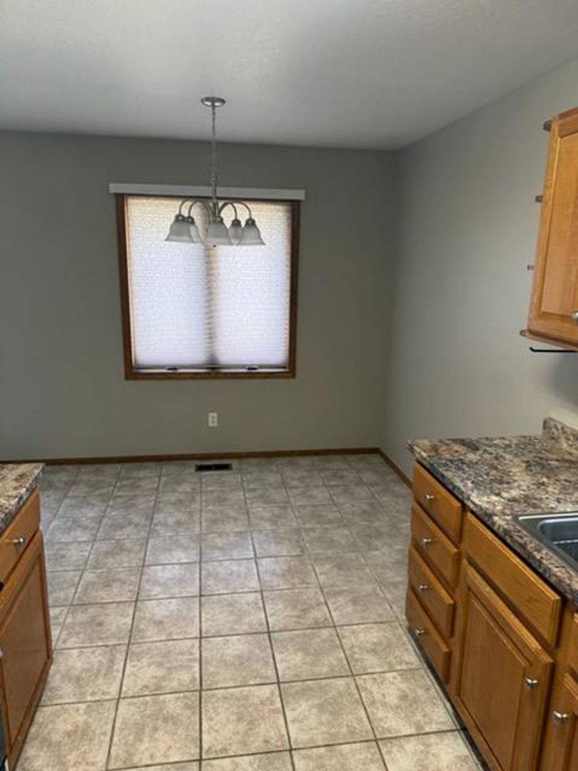 Oskaloosa Apartment: 513 E Ave. E.