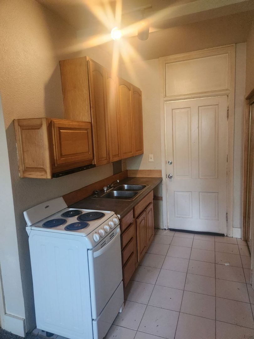 Agency Apartment: 227 W. Wapello St.