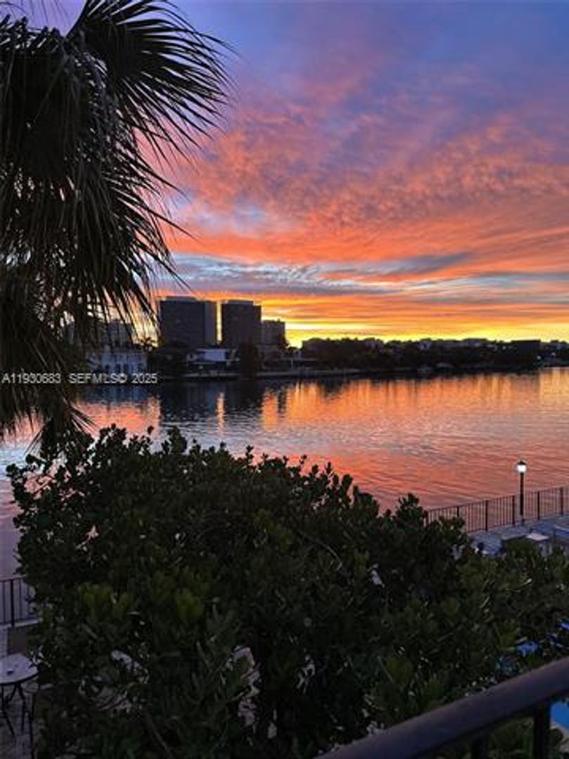 BAY HARBOR ISLANDS Apartment: 10101 E Bay Harbor Dr unit 206