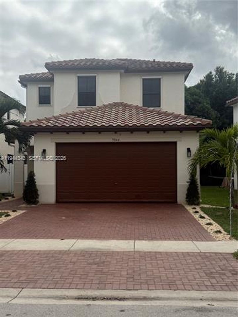Miramar House: 9044 SW 39th St