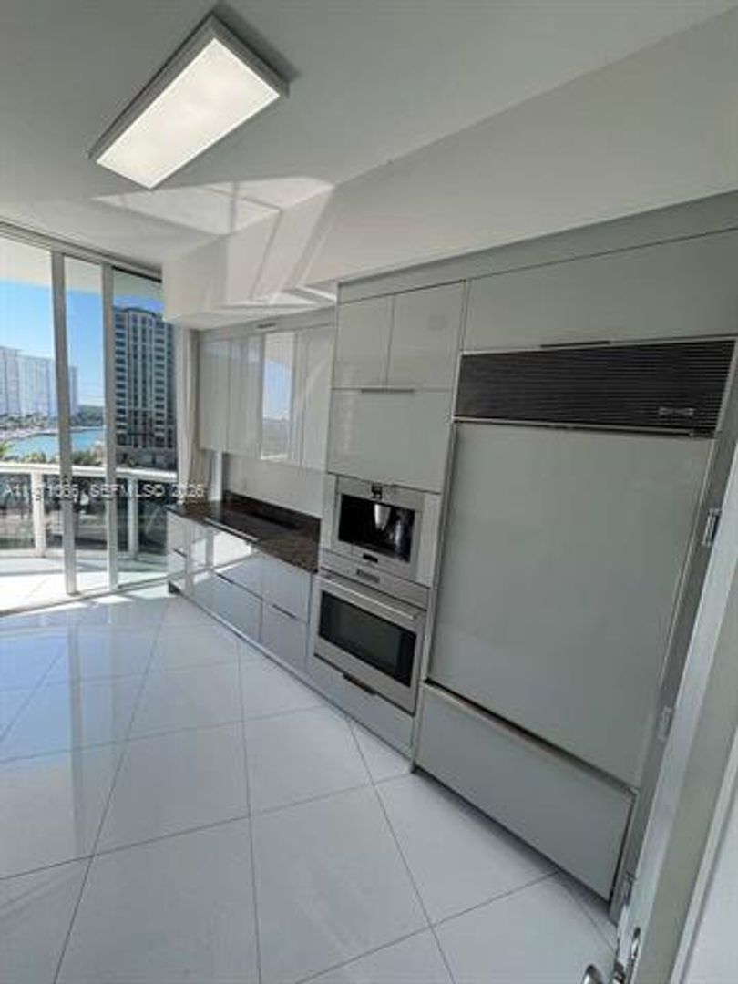SUNNY ISLES BEACH Apartment: 15901 Collins Ave # 505