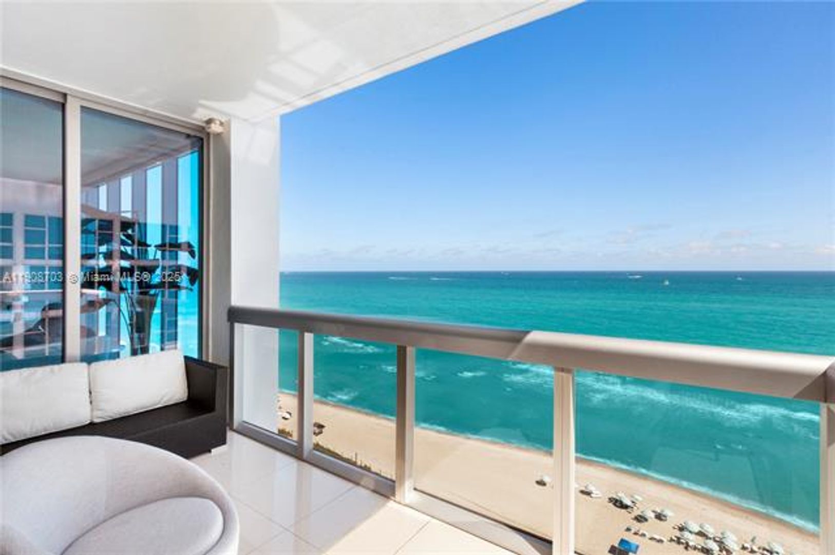 MIAMI BEACH Apartment: 6899 Collins Ave appt 1508