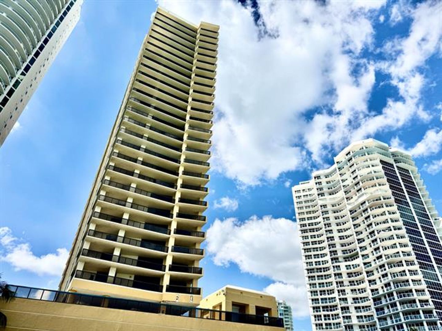 SUNNY ISLES BEACH Apartment: 16275 Collins Avenue Ave appt #1004