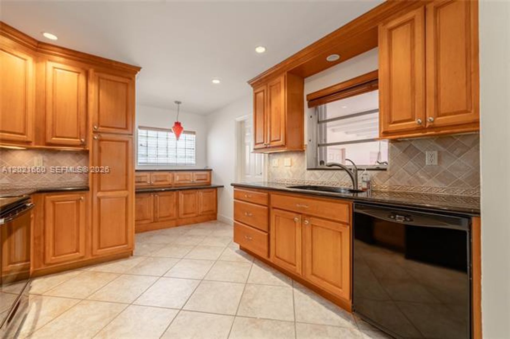 Hollywood House: 947 Lincoln St # 947