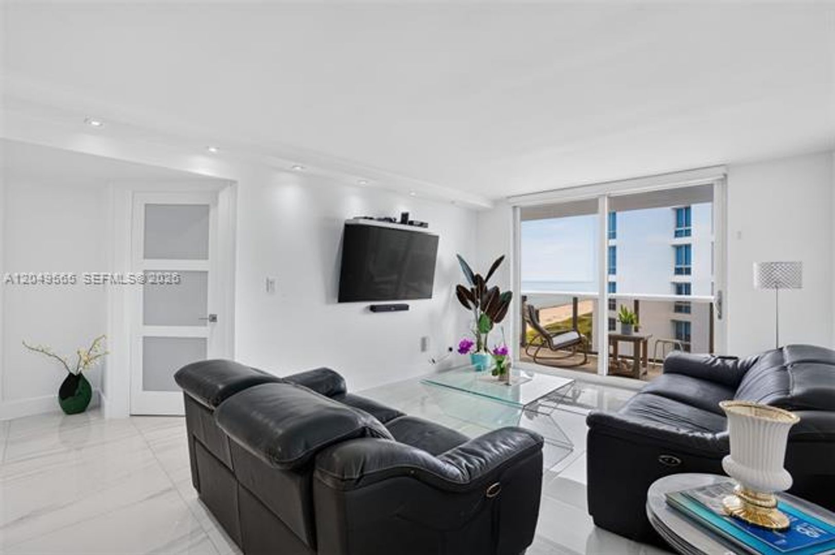 Miami Beach Condo: 6039 Collins Ave cu-1624