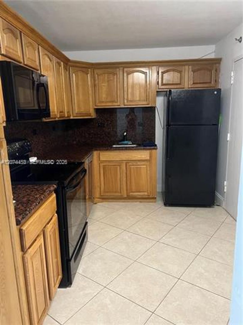 Miami Beach Condo: 6039 Collins Ave cu-423