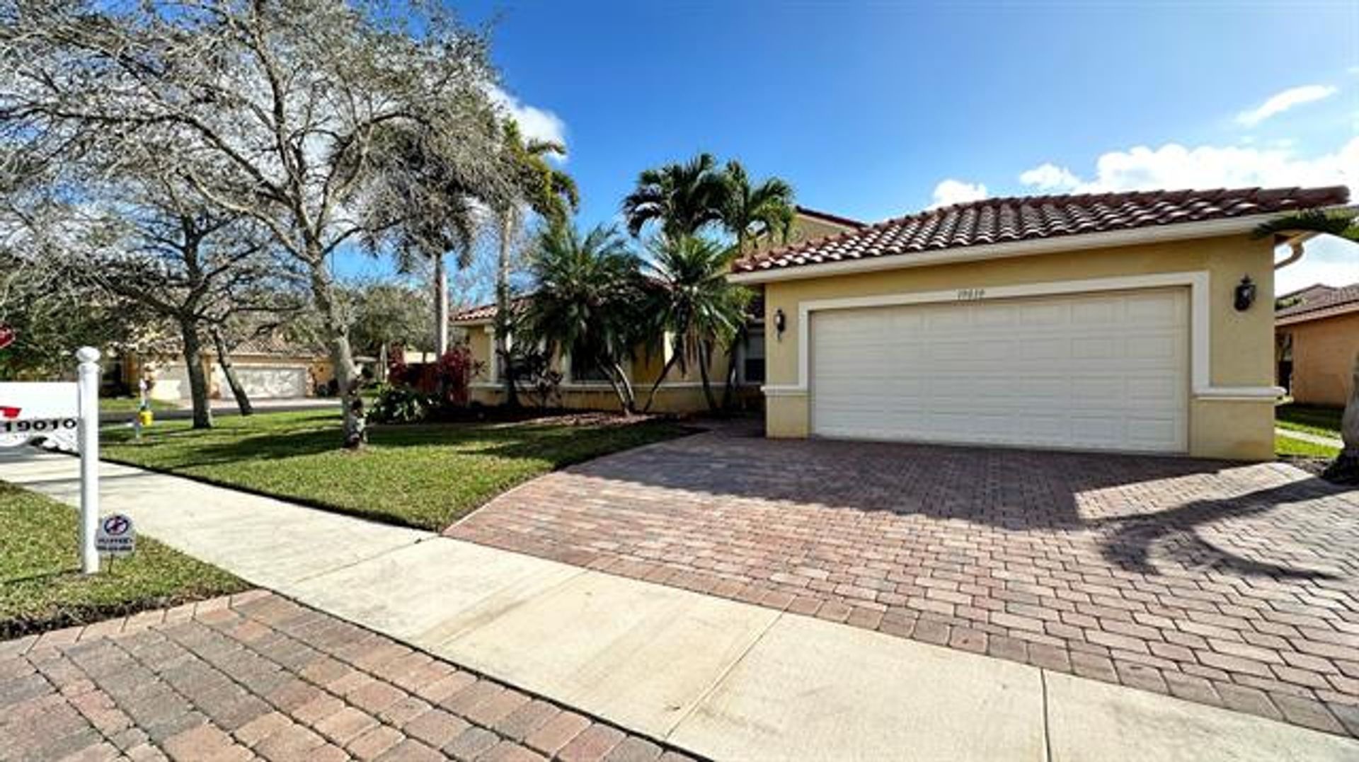 PEMBROKE PINES House: 19010 SW 10th Street St