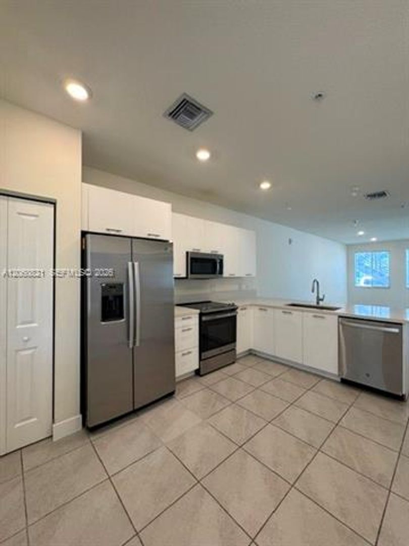 Doral Condo: 10270 NW 66th St cu-101