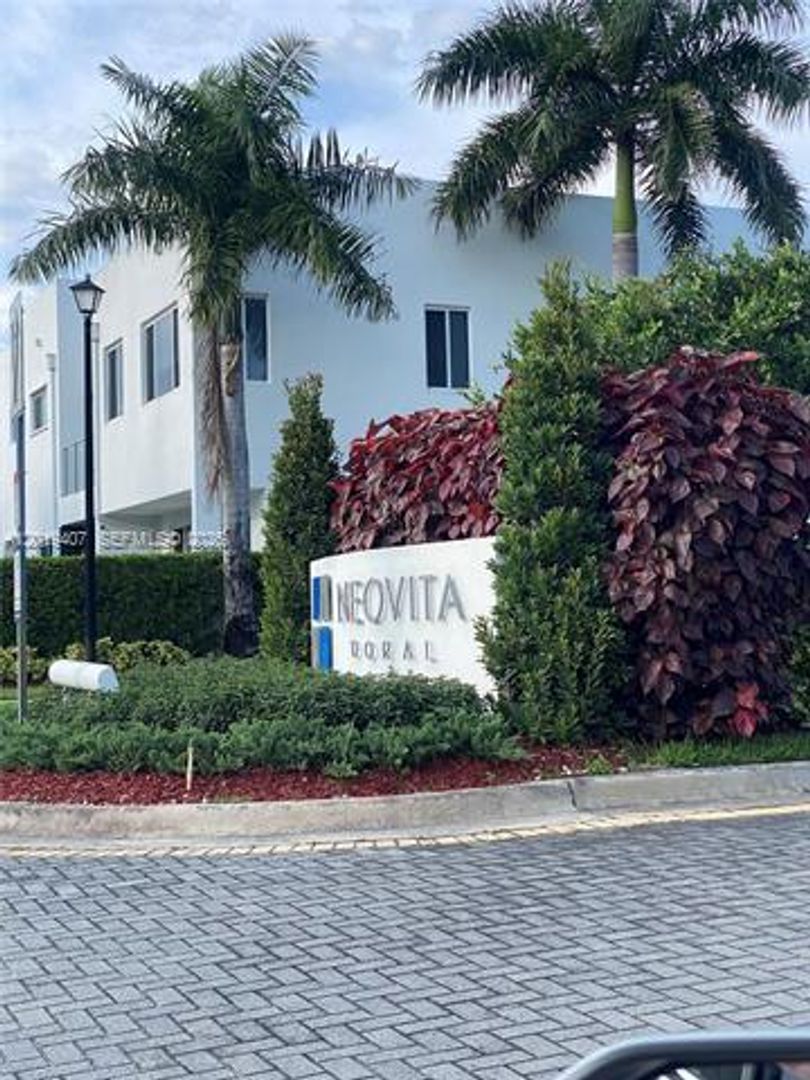 Doral Townhome: 10241 NW 71st Ter
