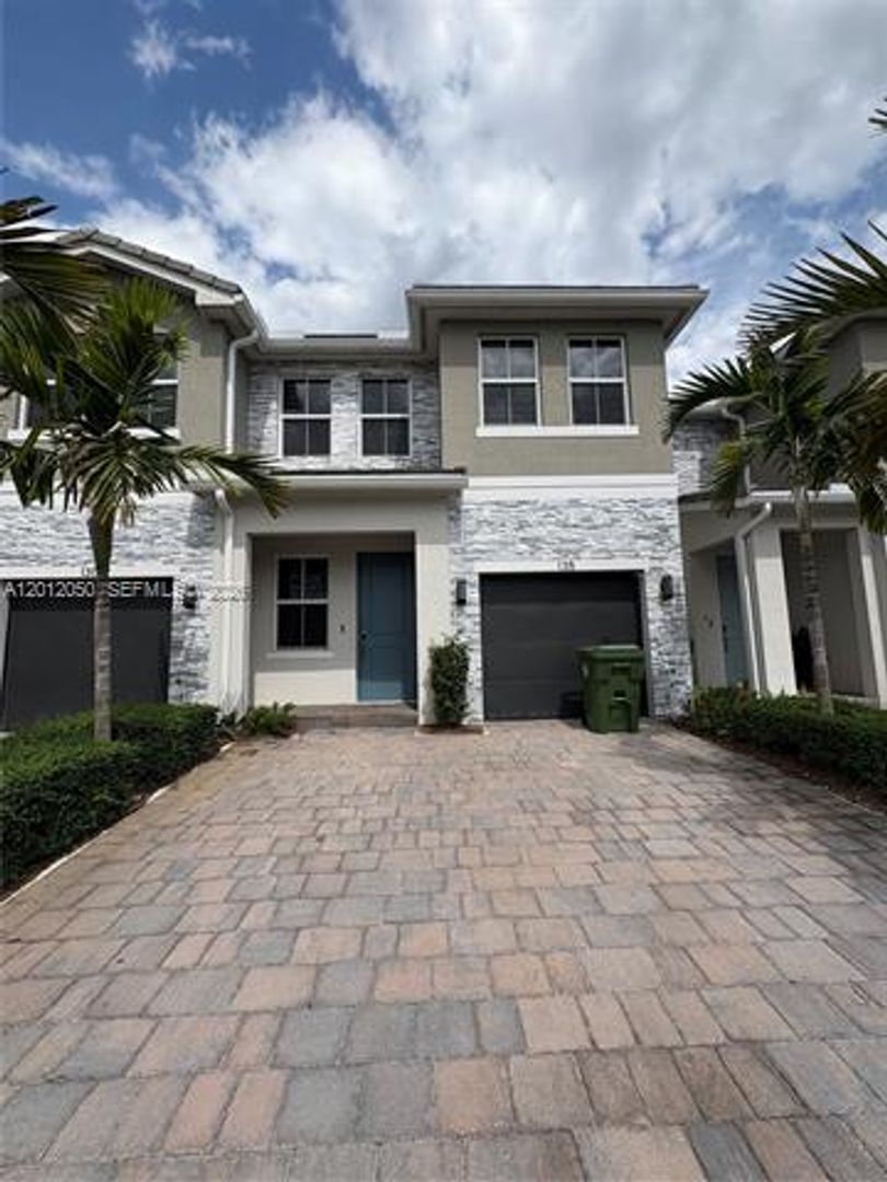 PEMBROKE PINES Townhome: 135 SW 171st Ln