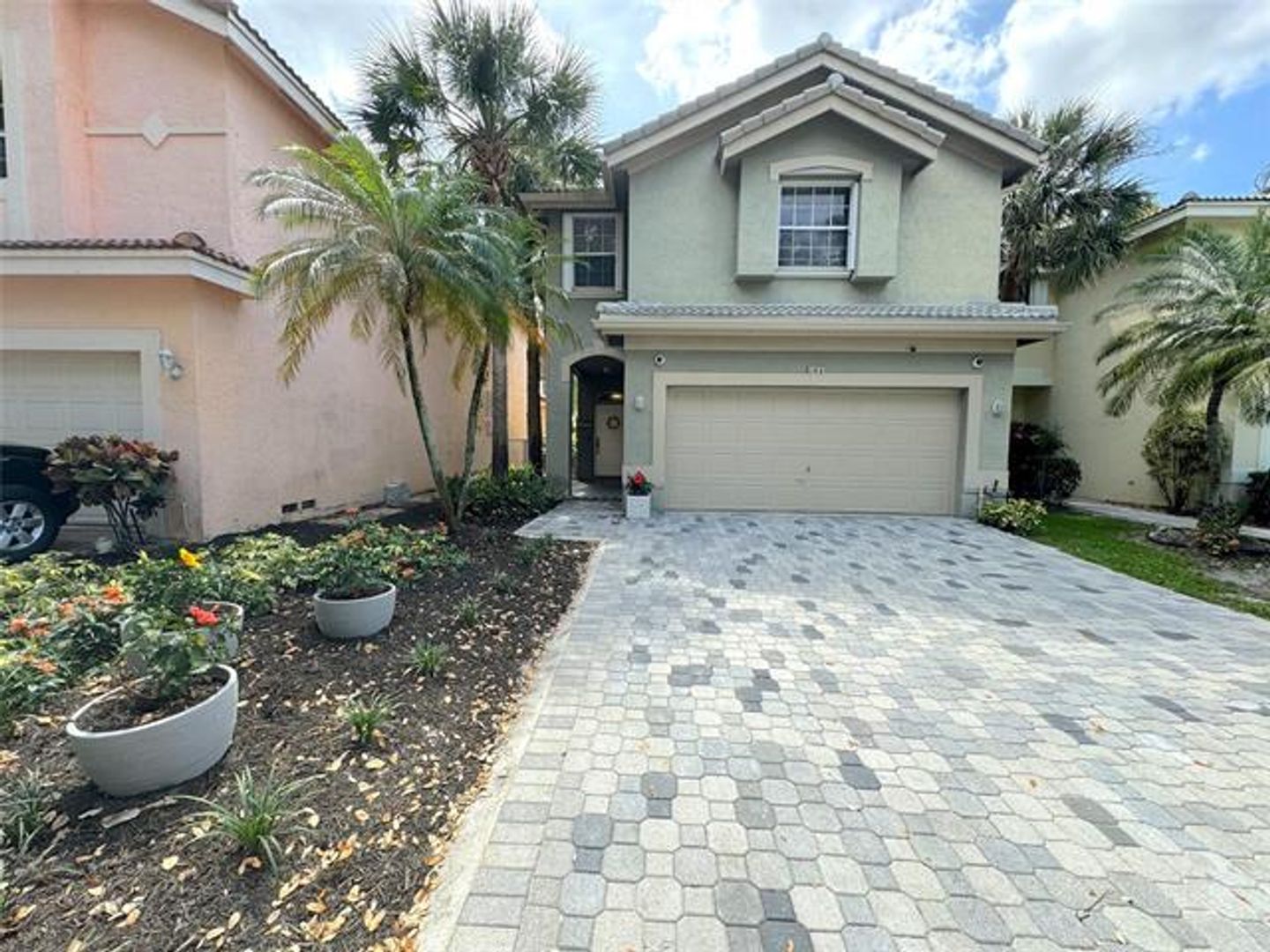 Plantation House: 143 NW 107th Ter