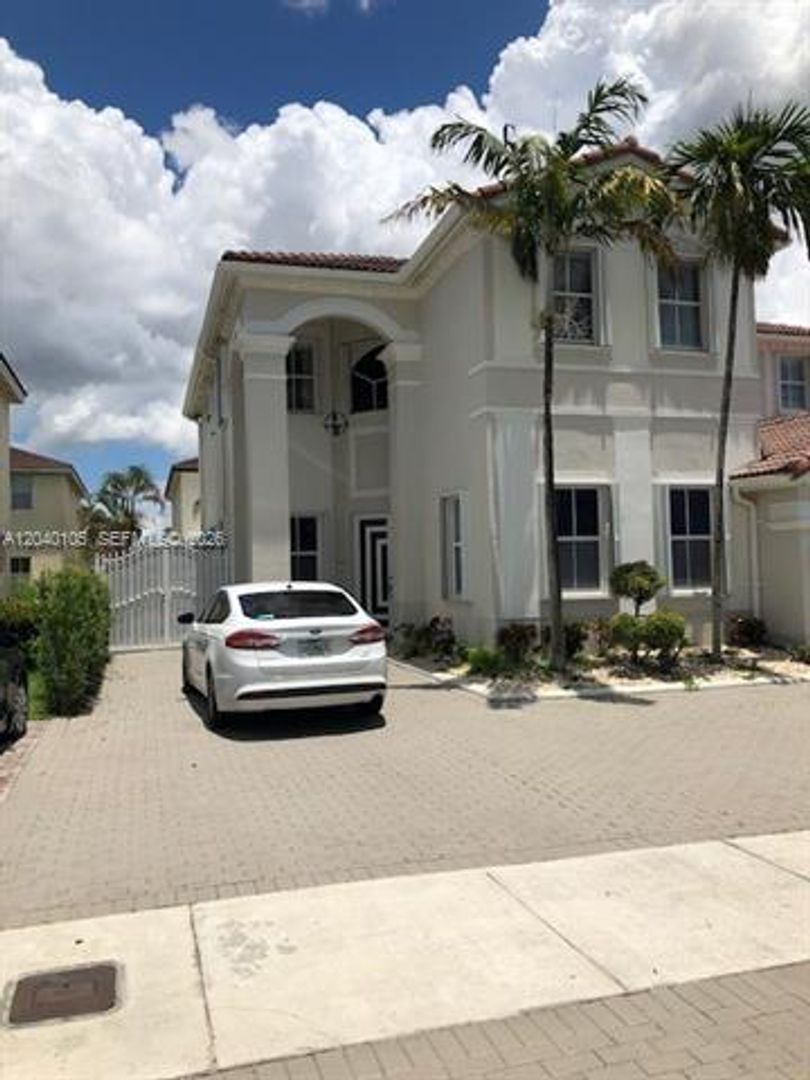 Hialeah House: 17893 NW 87th Pl