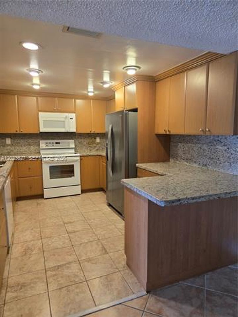 Doral Condo: 9735 NW 52nd St cu-208