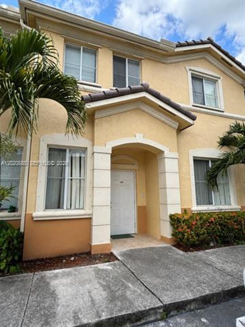 Hialeah Condo: 6920 NW 177th St # Q101