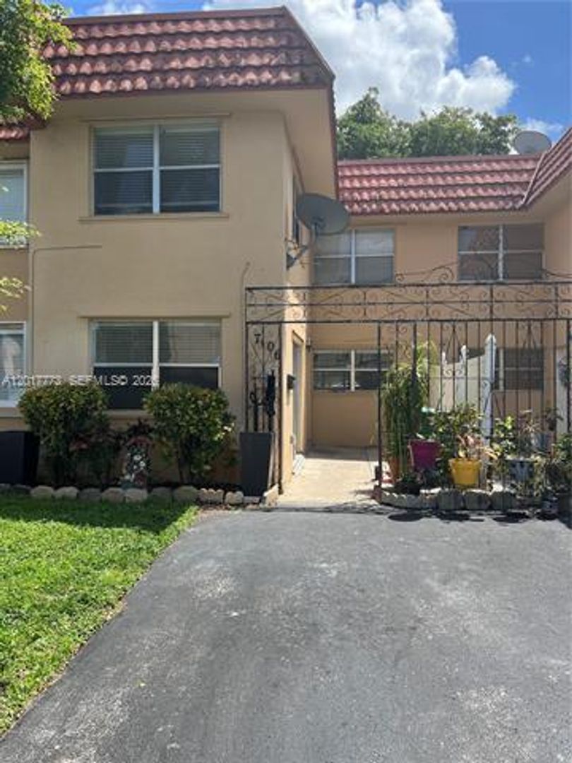 Hialeah Townhome: 7106 NW 169th St # 7106