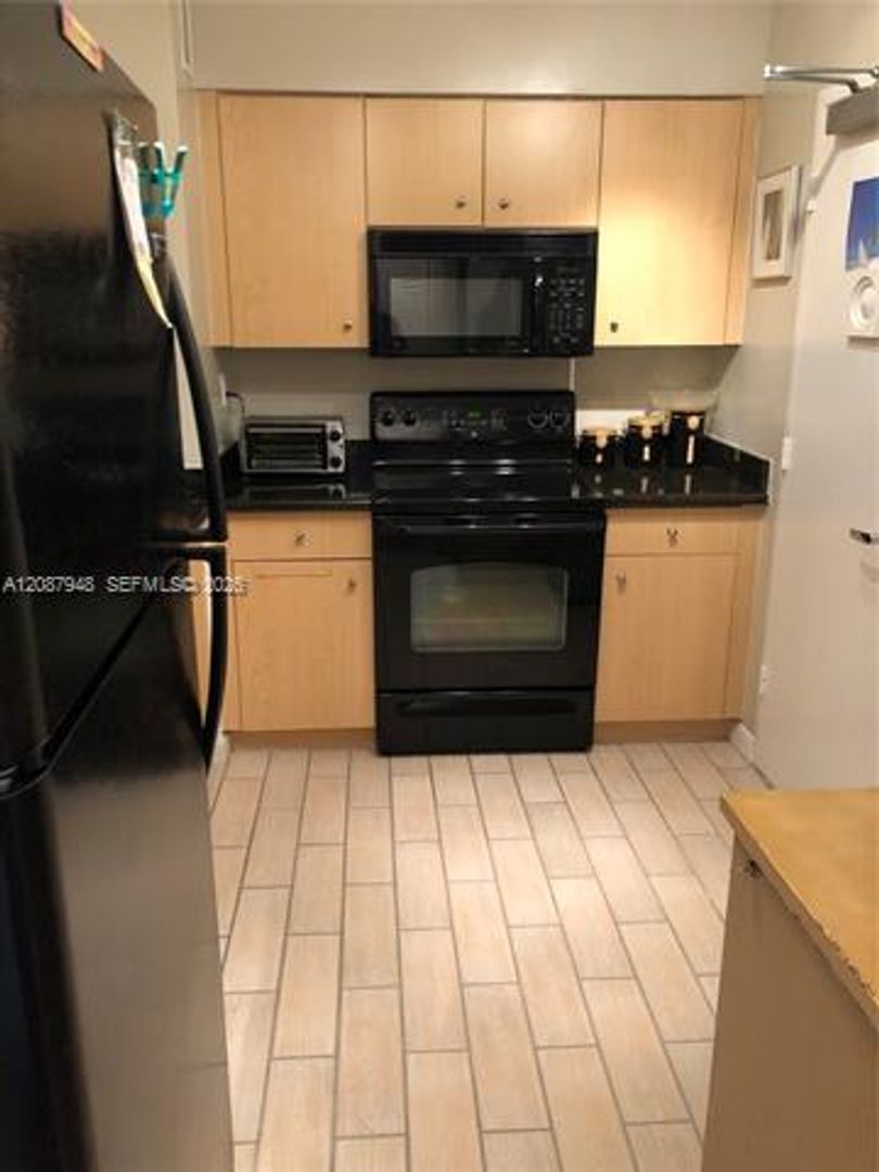 Surfside Condo: 9195 Collins Ave cu-713