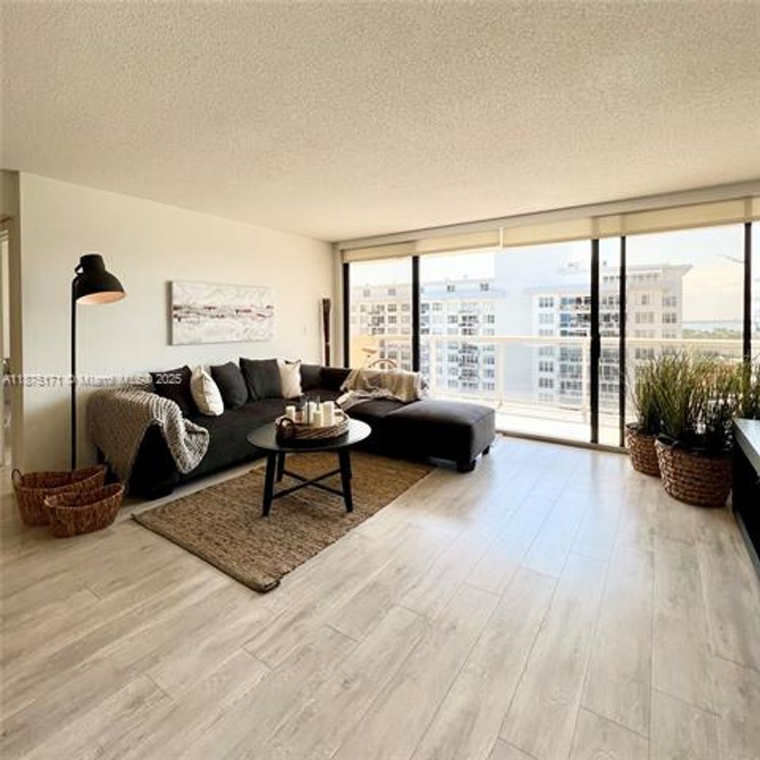 MIAMI BEACH Apartment: 5757 Collins Ave appt 1602