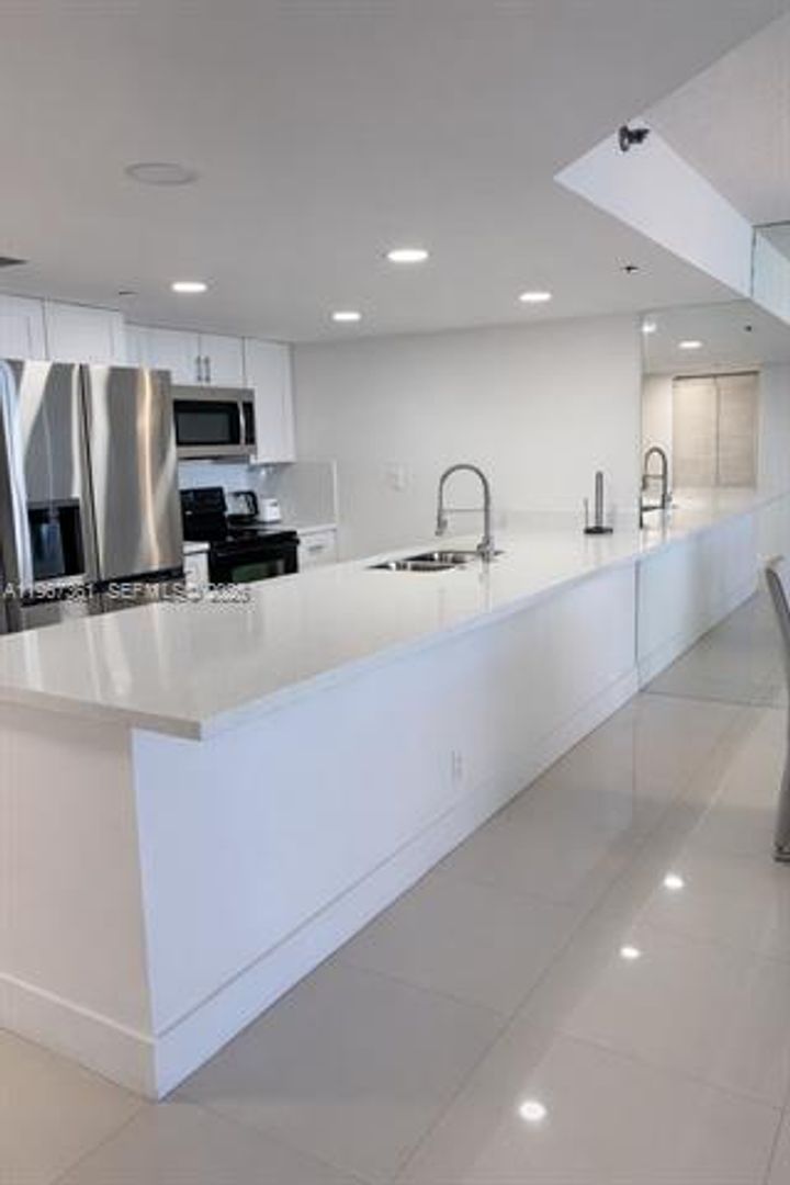 Miami Condo: 1717 N Bayshore Dr cu-A-1132