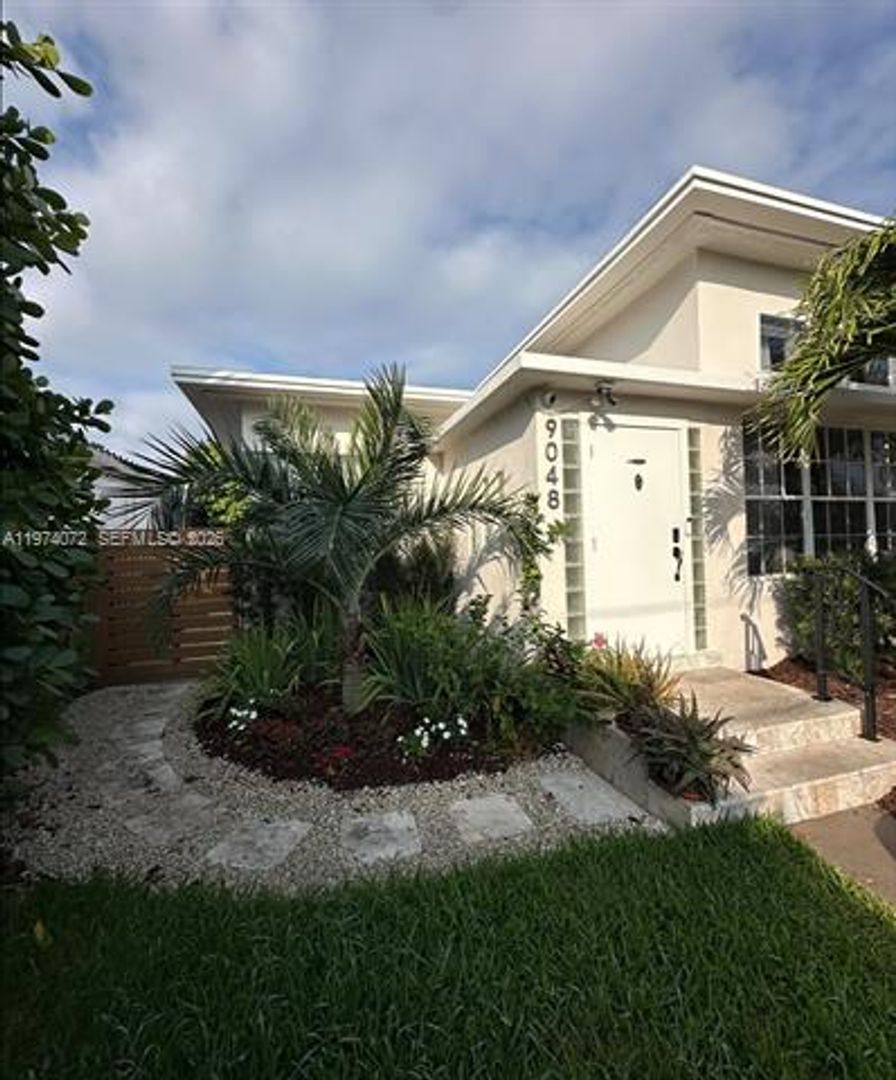 SURFSIDE House: 9048 Carlyle Ave