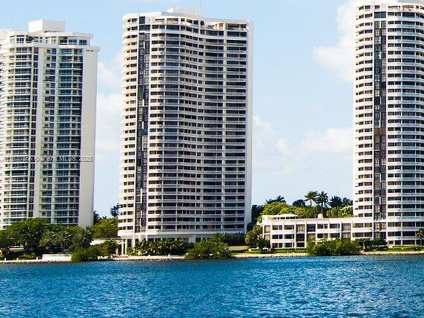 AVENTURA Apartment: 2800 Island Blvd unit 902