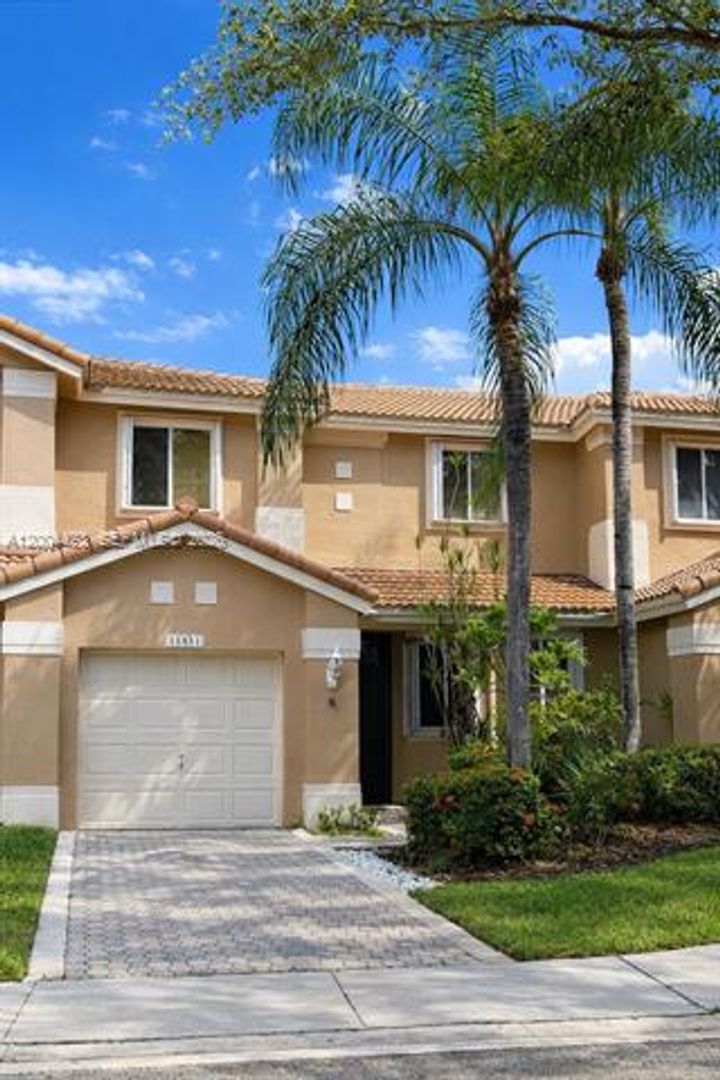 PEMBROKE PINES Townhome: 15851 SW 10th St th 15851