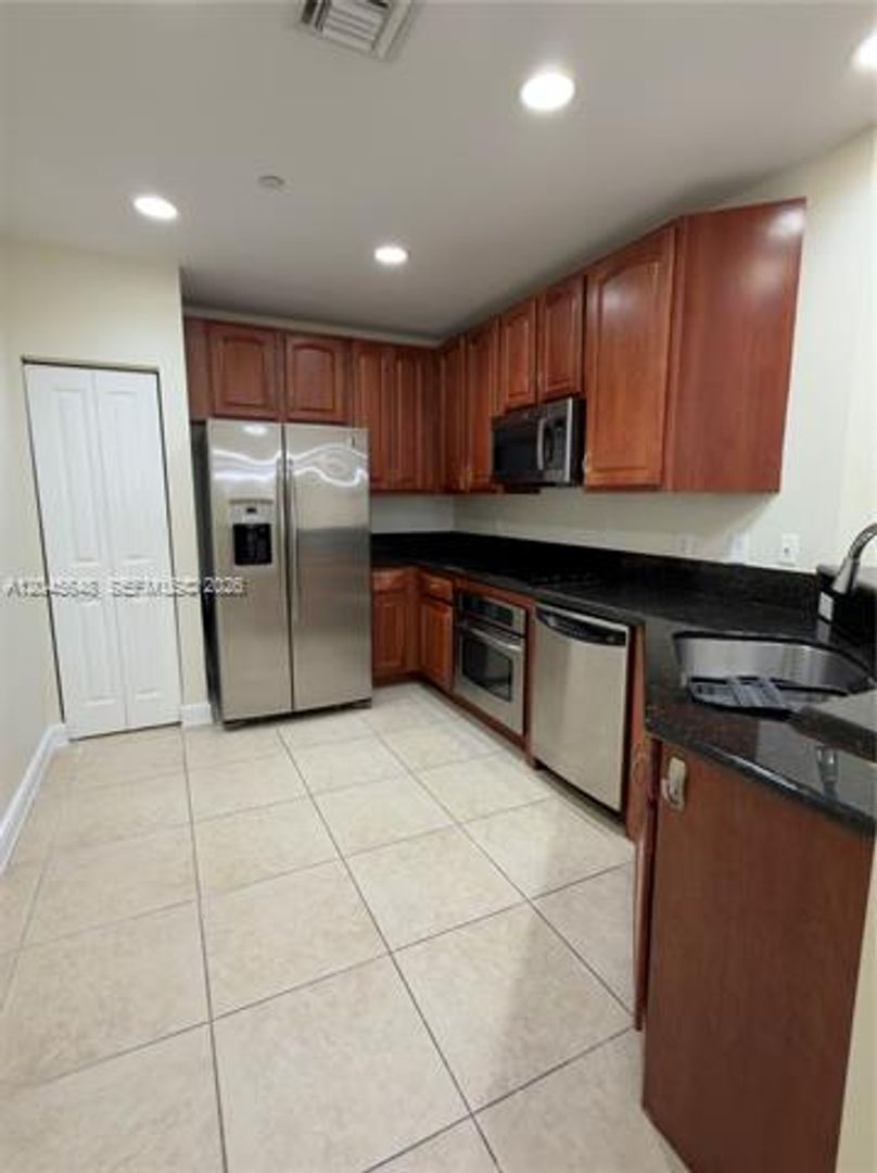 Weston Condo: 16100 Emerald Estates Dr cu-281