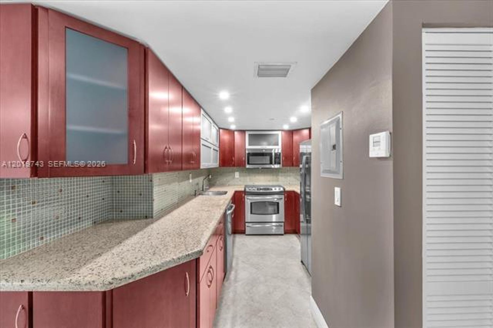 Miami Beach Condo: 2401 Collins Ave cu-1807