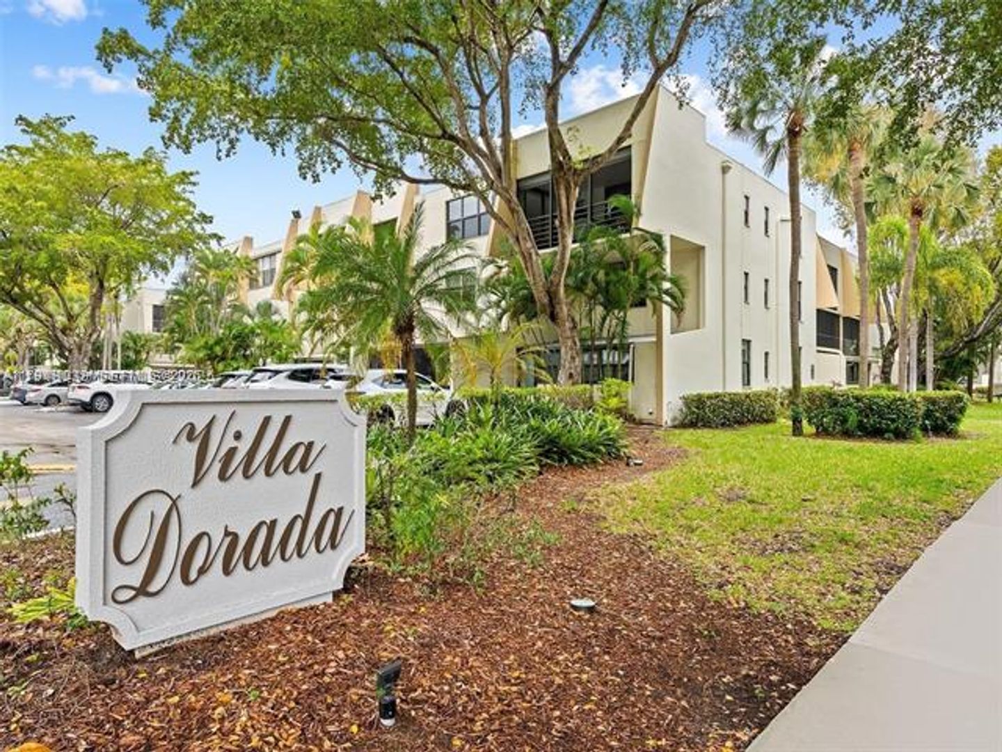 AVENTURA Townhome: 20200 W Country Club Dr th 112