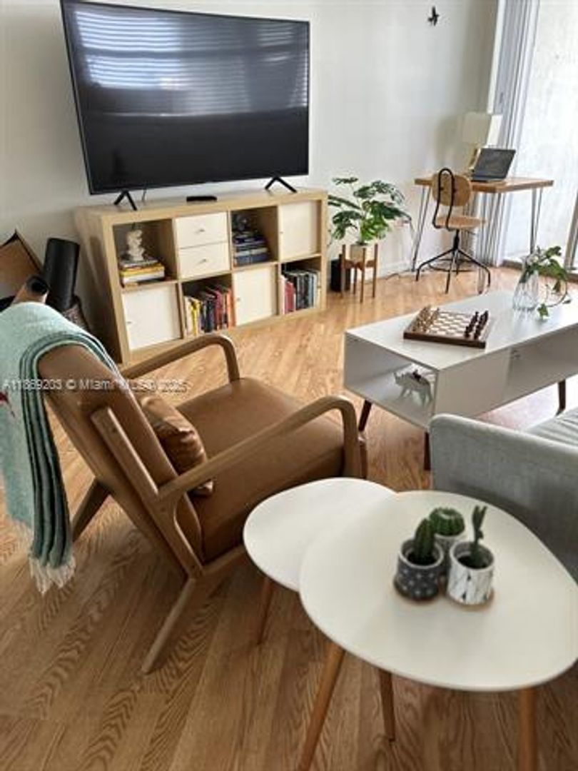 MIAMI BEACH Apartment: 5880 Collins Ave appt 1007