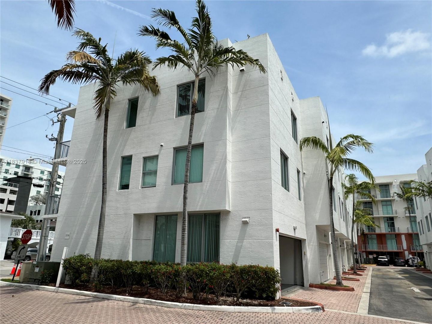 HOLLYWOOD House: 2146 VAN BUREN ST