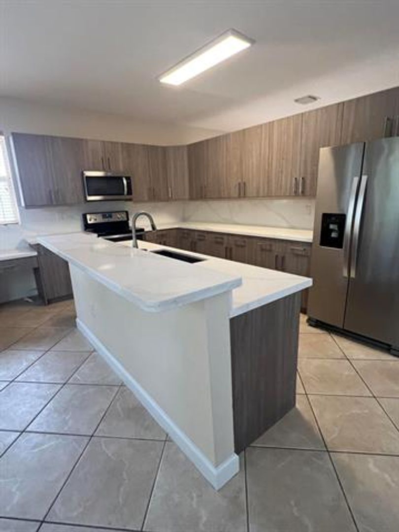 Pembroke Pines House: 315 NW 158th Ln # 315