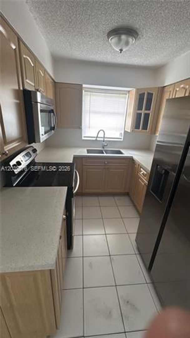 Hialeah House: 830 W 75th St # 830