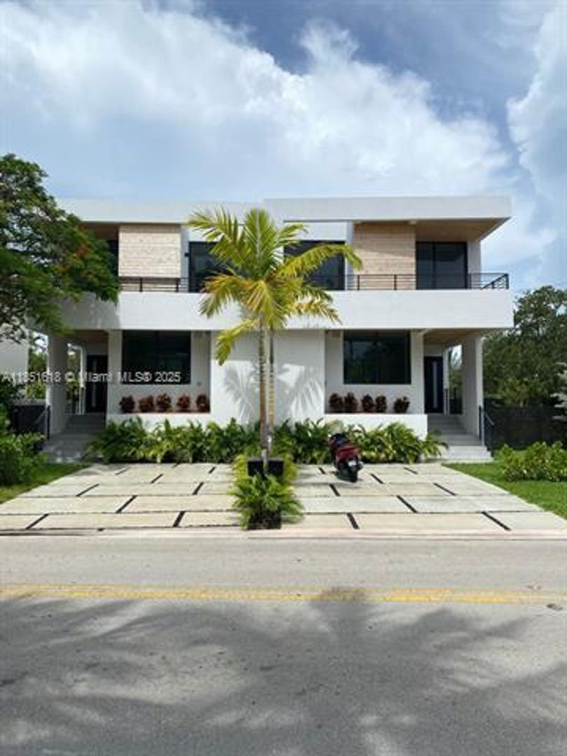 KEY BISCAYNE House: 570 Fernwood Rd #0