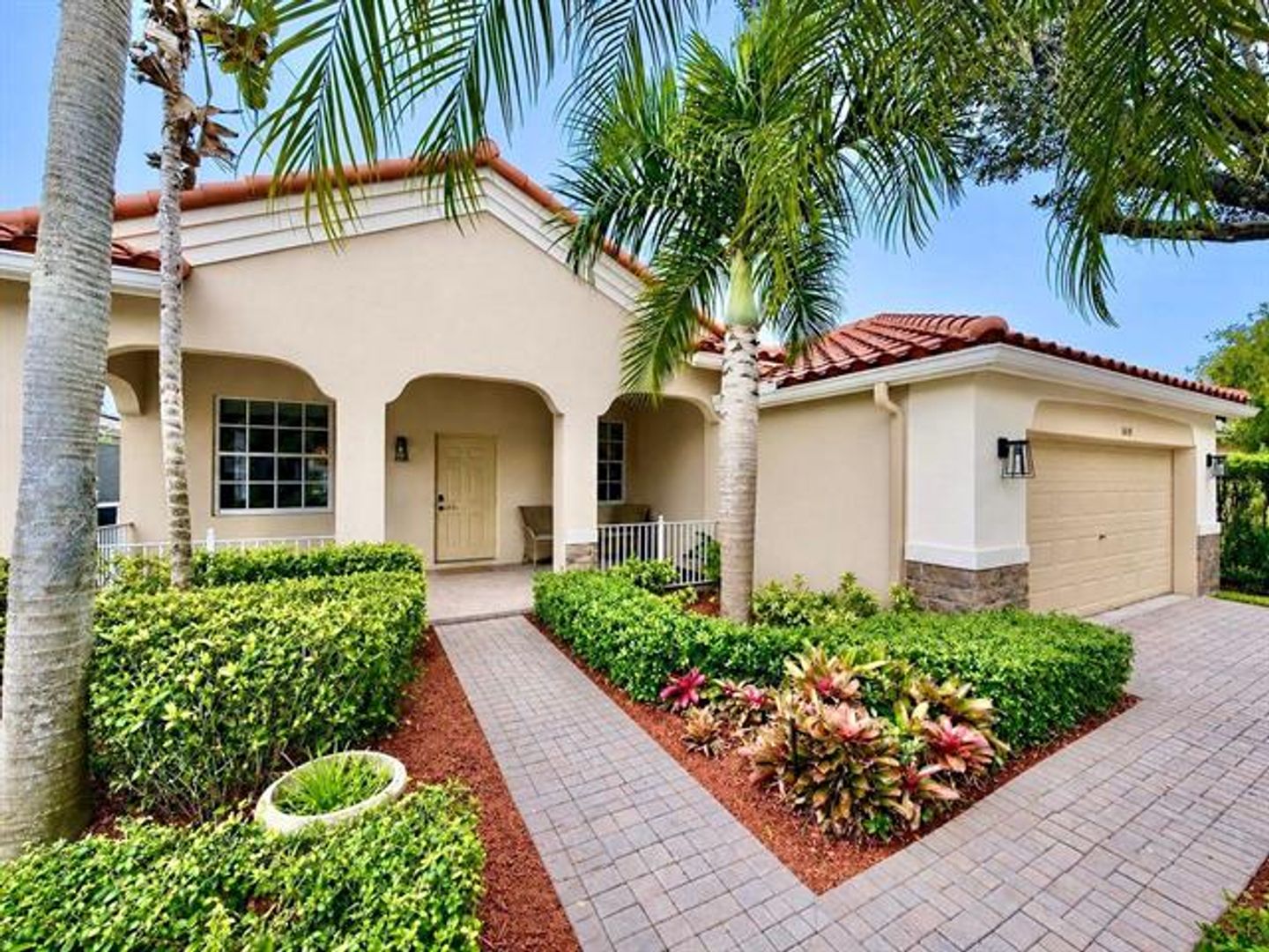 Weston House: 1618 Royal Grove Way