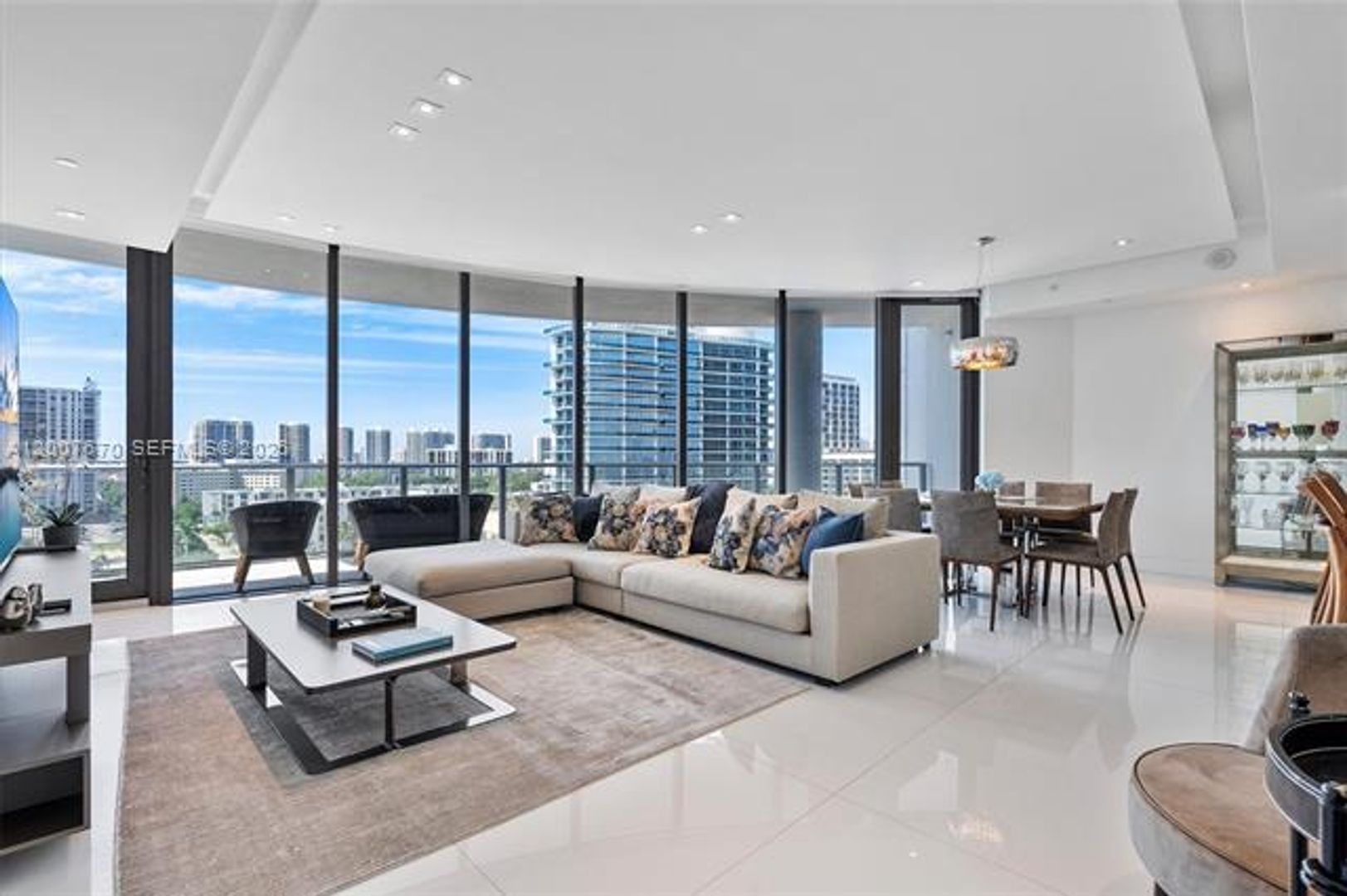 SUNNY ISLES BEACH Apartment: 17475 Collins Ave # 504