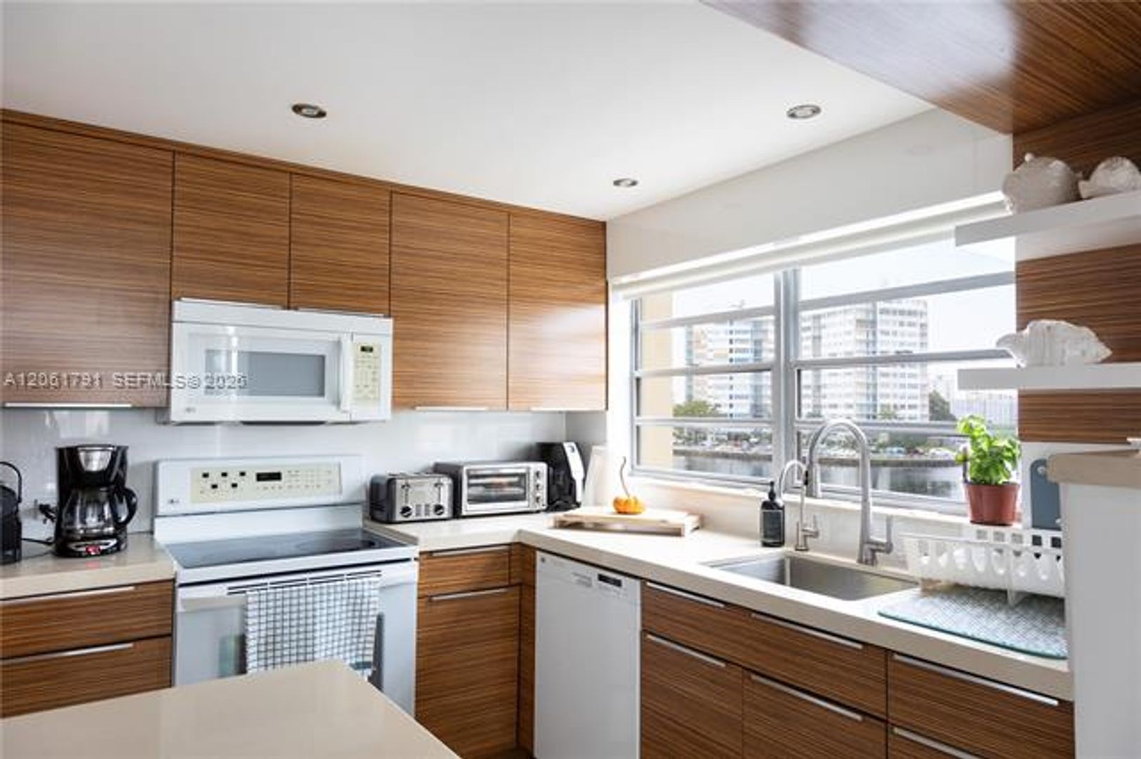 Hallandale Beach Condo: 1817 S Ocean Dr cu-320