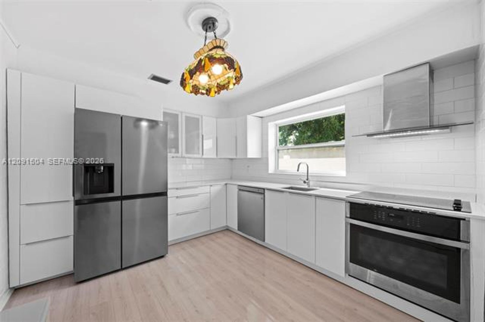 Hollywood House: 1935 Arthur St # 1935