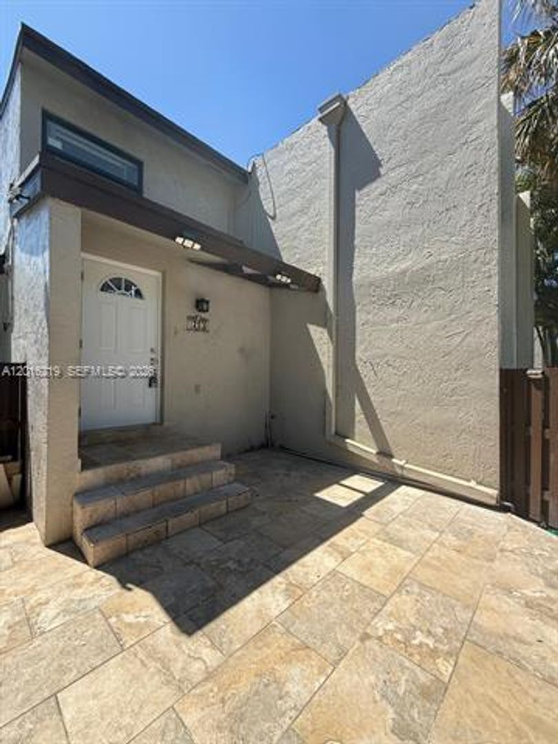 Miami Townhome: 10292 NW 9th St Cir # 203