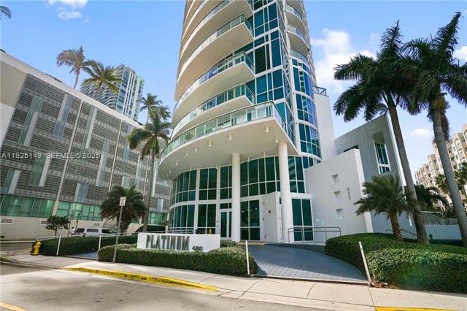 MIAMI Apartment: 480 NE 30th St # 703