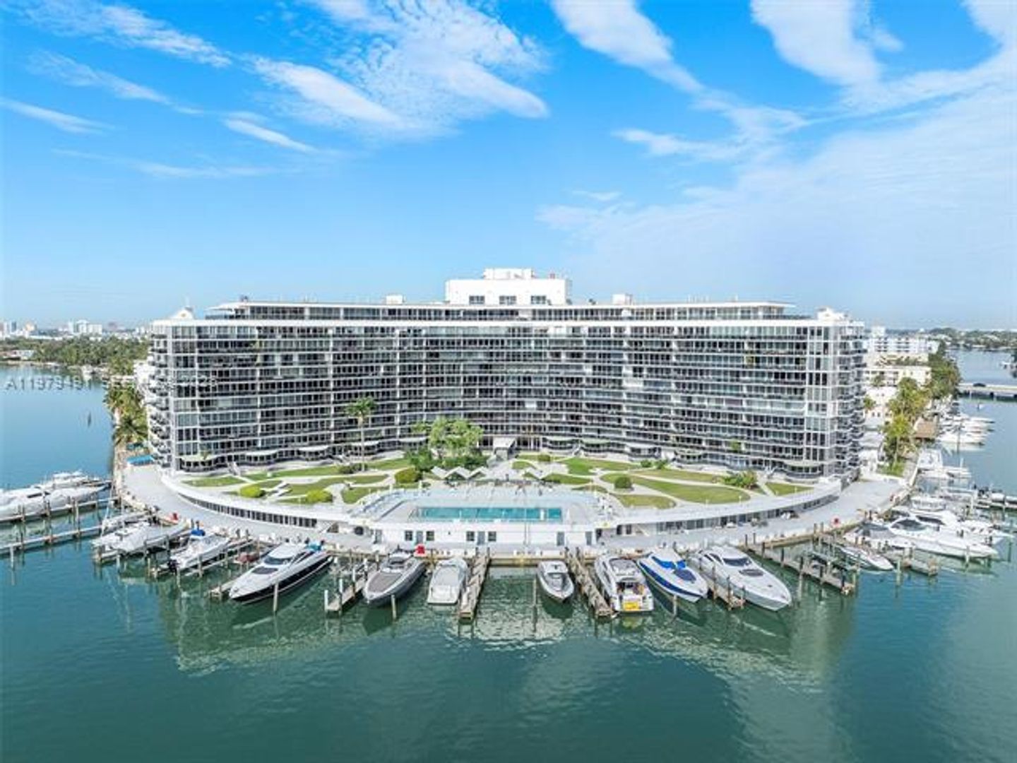 MIAMI BEACH Apartment: 900 Bay Dr # 524