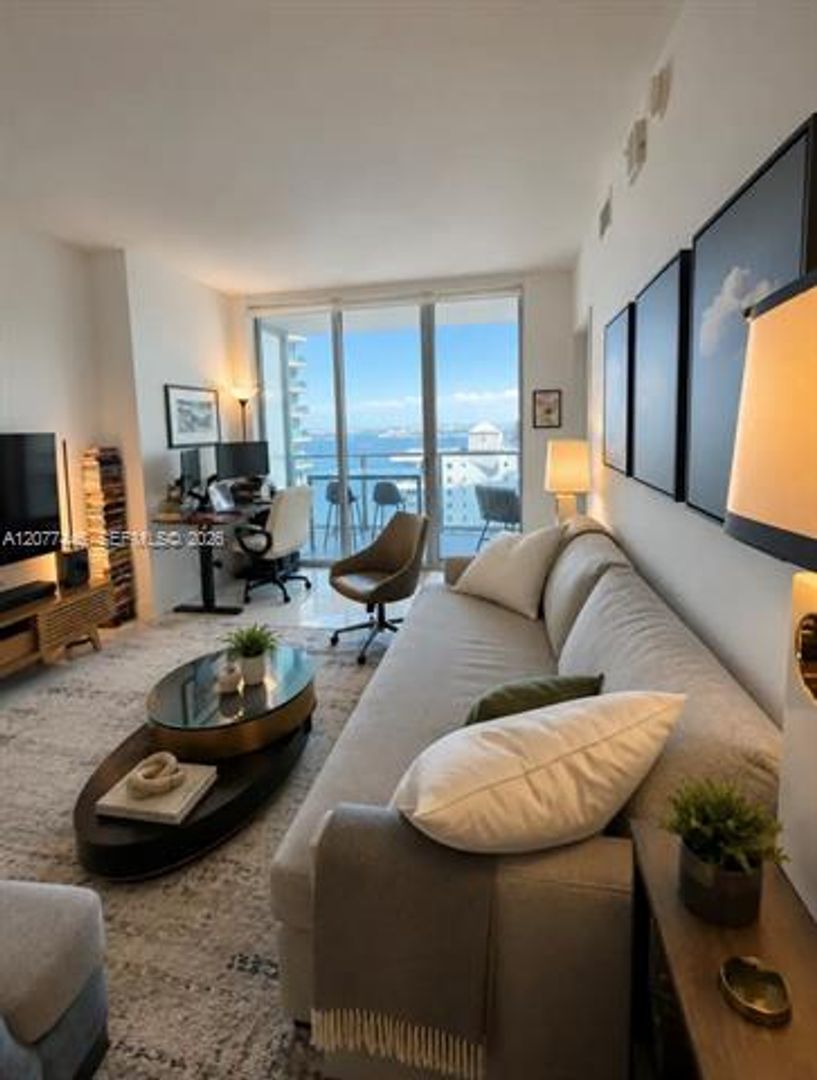 Miami Condo: 1300 Brickell Bay Dr cu-1807