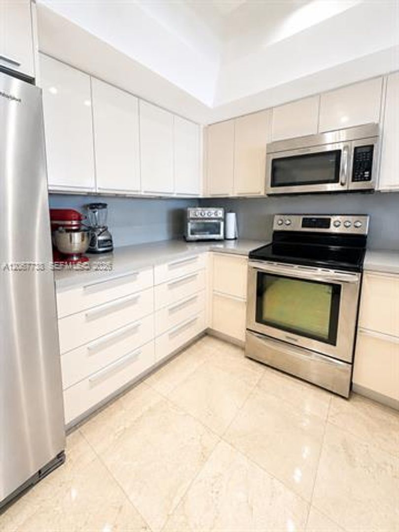 Miami Condo: 520 Brickell Key Dr cu-A1710