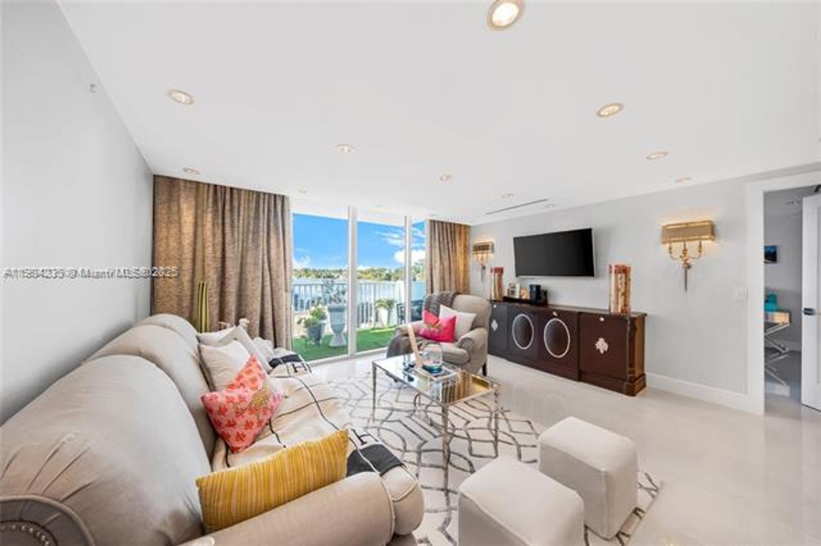 MIAMI BEACH Apartment: 5838 Collins Ave appt 2F
