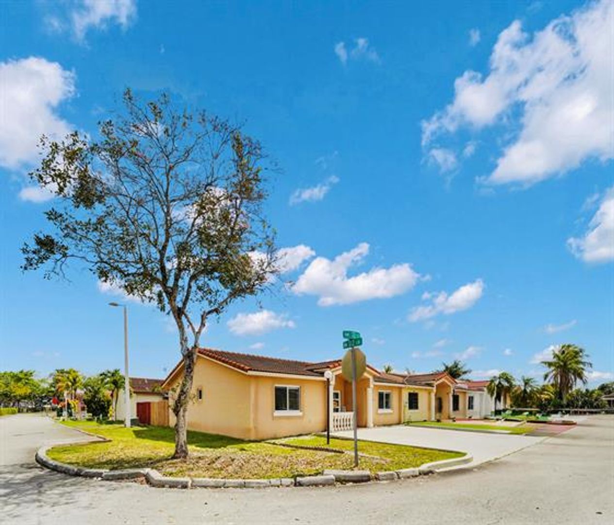 HIALEAH Townhome: 17255 NW 72nd Ct th 17255