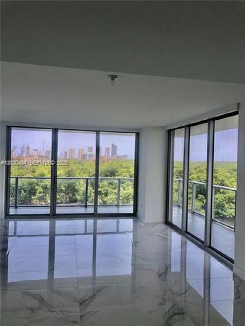 North Miami Beach Condo: 16385 Biscayne Blvd # 621
